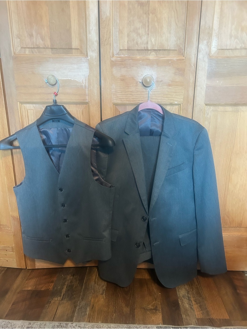 jf j.ferrar Men's Dark Charcoal 3 piece suit